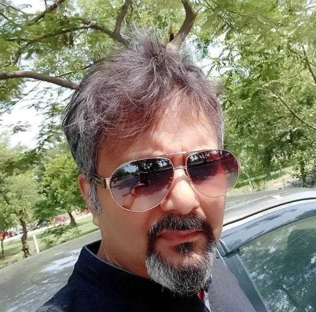 Mohojit, Director